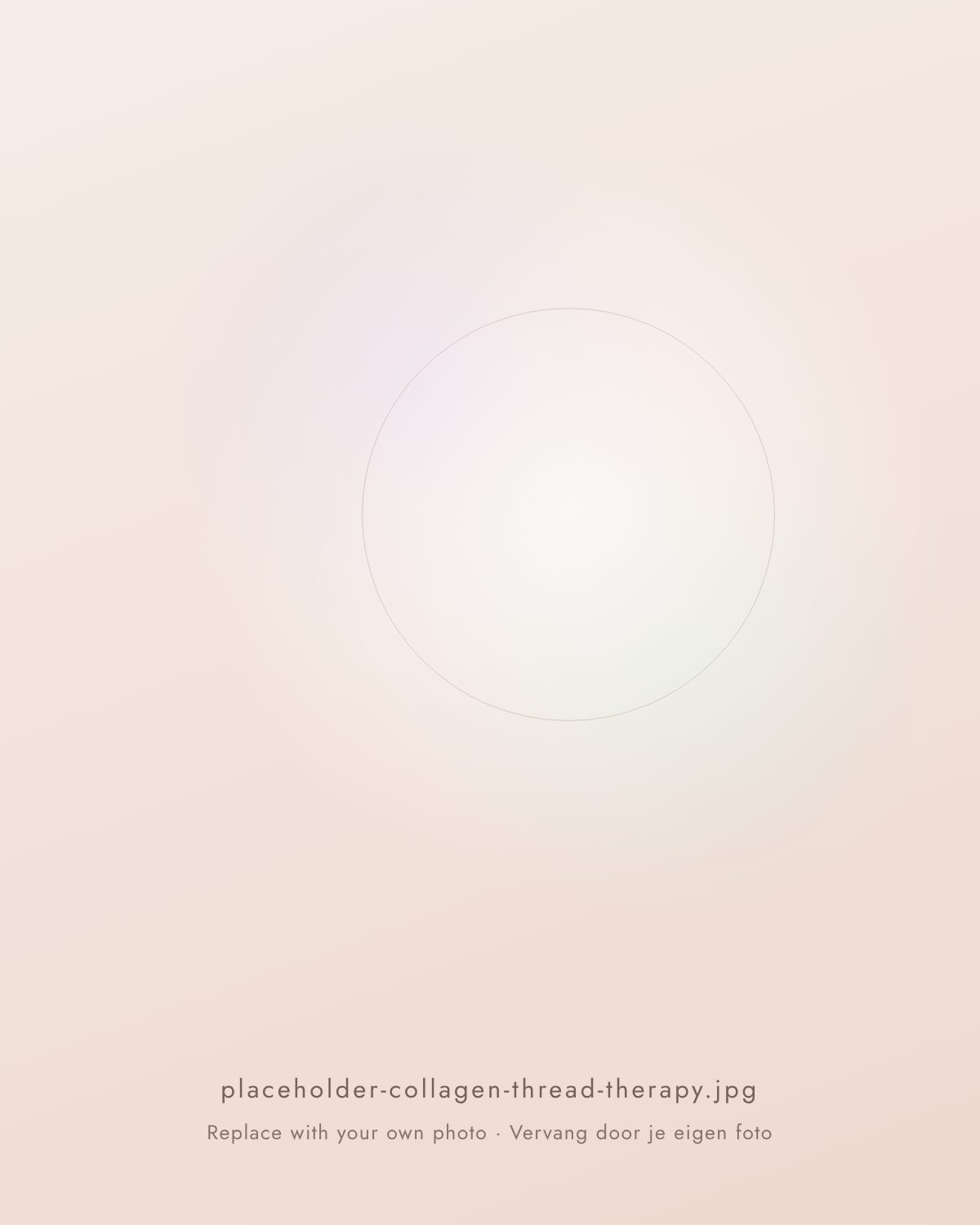 Ontspannen behandelruimte met een behandelstoel, een zacht deken en een schaaltje met verzorgingsproducten in warm, gedempt licht